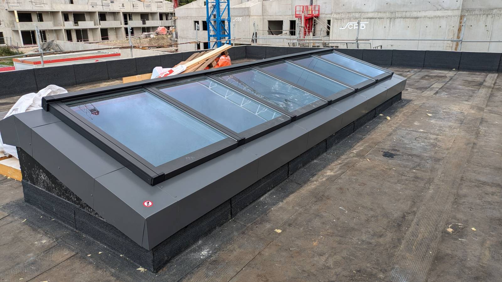 Fourniture et pose d'une verrière VELUX avec volet électrique de 6ml x 1,2ml sur terrasse étanchéité béton AIX EN PROVENCE