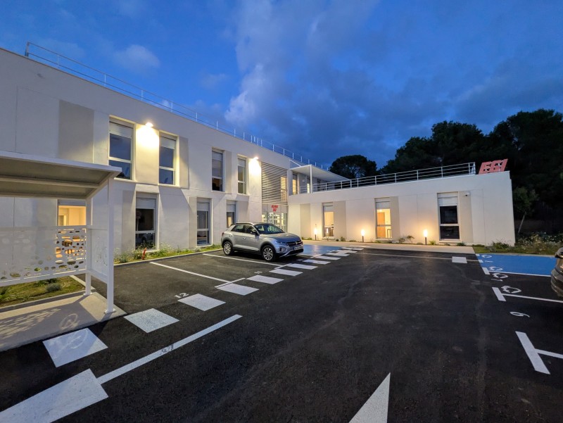 Réalisation d’une étanchéité accessible sous dalles sur plots pour toiture béton à Saint-Mitre-les-Remparts dans les Bouches-du-Rhône