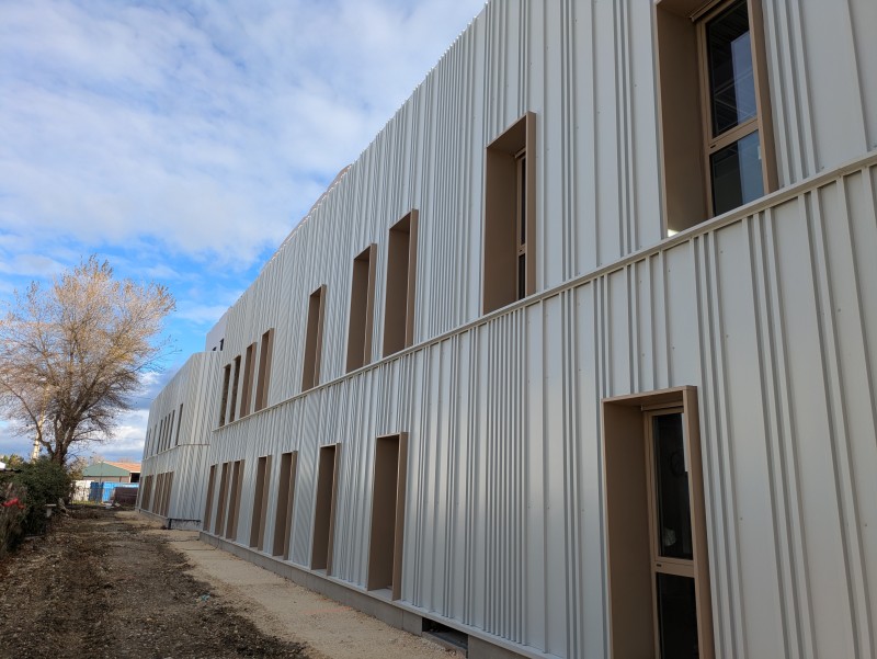 Réalisation du bardage double peau à PIERRELATTE pour Ponticelli : isolation Rockbardage 245 mm, plateau Joriside 600 et bardage extérieur Sonora.