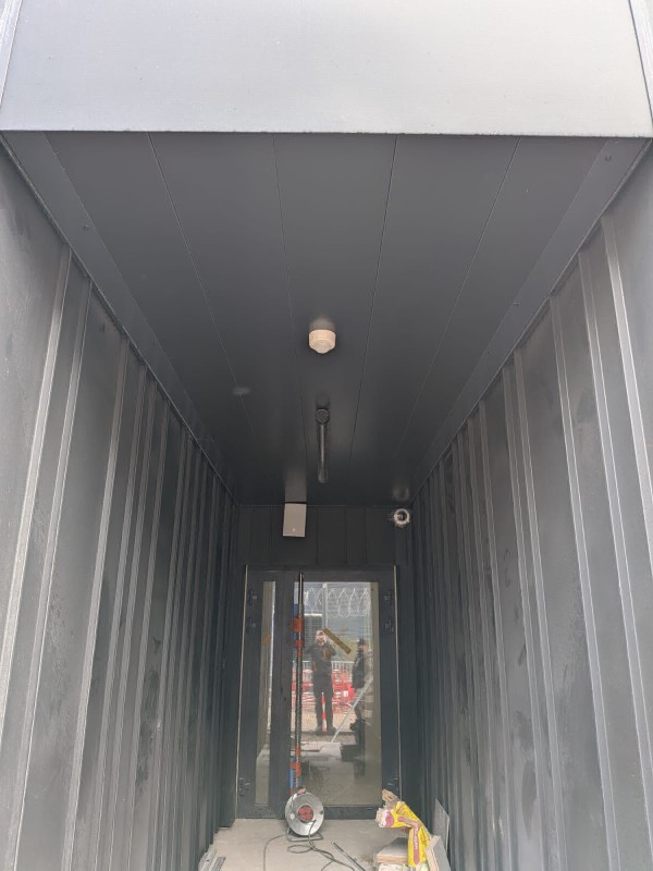 Réalisation de bardage métallique avec ossature et couvertines RAL 7021 sur bâtiment au Mourillon à Toulon dans le Var