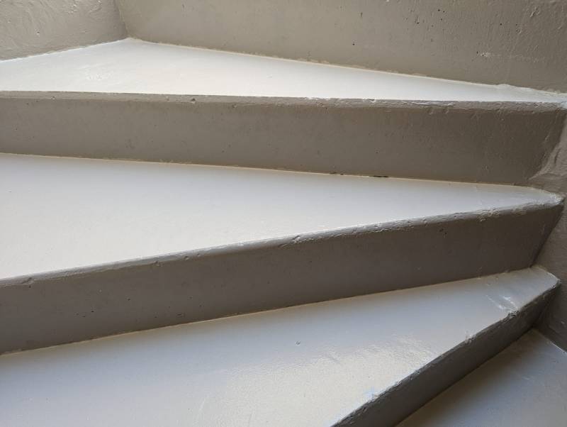 Application de résine Neopolymers sur escaliers à Cogolin
