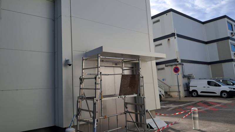 Réalisation d’une casquette métallique sur entrée de bâtiment industriel sur le site Airbus