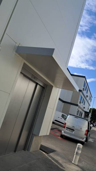 Réalisation d’une casquette métallique sur entrée de bâtiment industriel sur le site Airbus