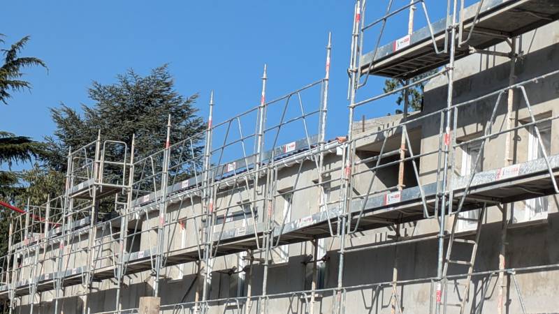 Echafaudage en périphérie de batiment