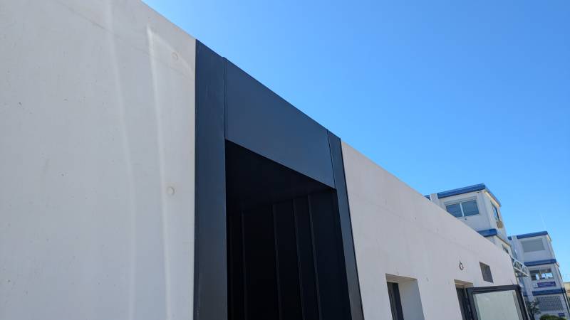 Bardage en zinc à joint debout sur facades béton site sensible TOULON