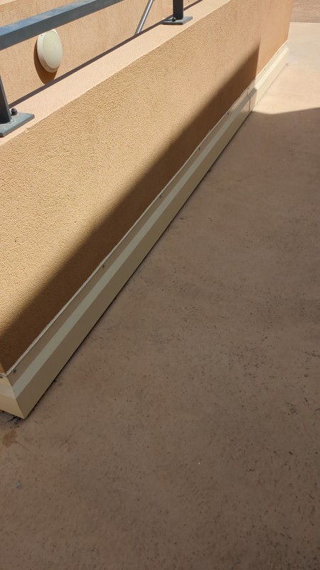 Pose de plinthes sur relevés coursives à Cogolin 