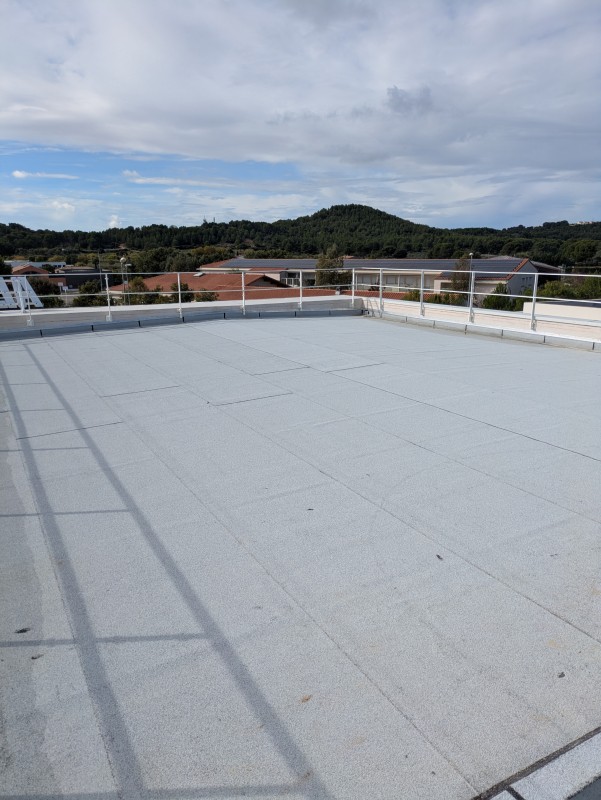 Réalisation d’un complexe iso-étanche bicouche sur bac acier pour un immeuble de bureaux à Saint-Mitre-les-Remparts dans les Bouches-du-Rhône